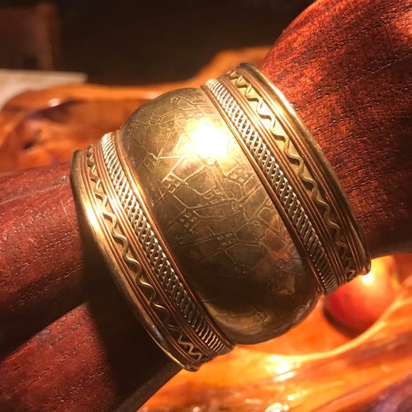 Wide cuff bracelet - Picture 1 of 8